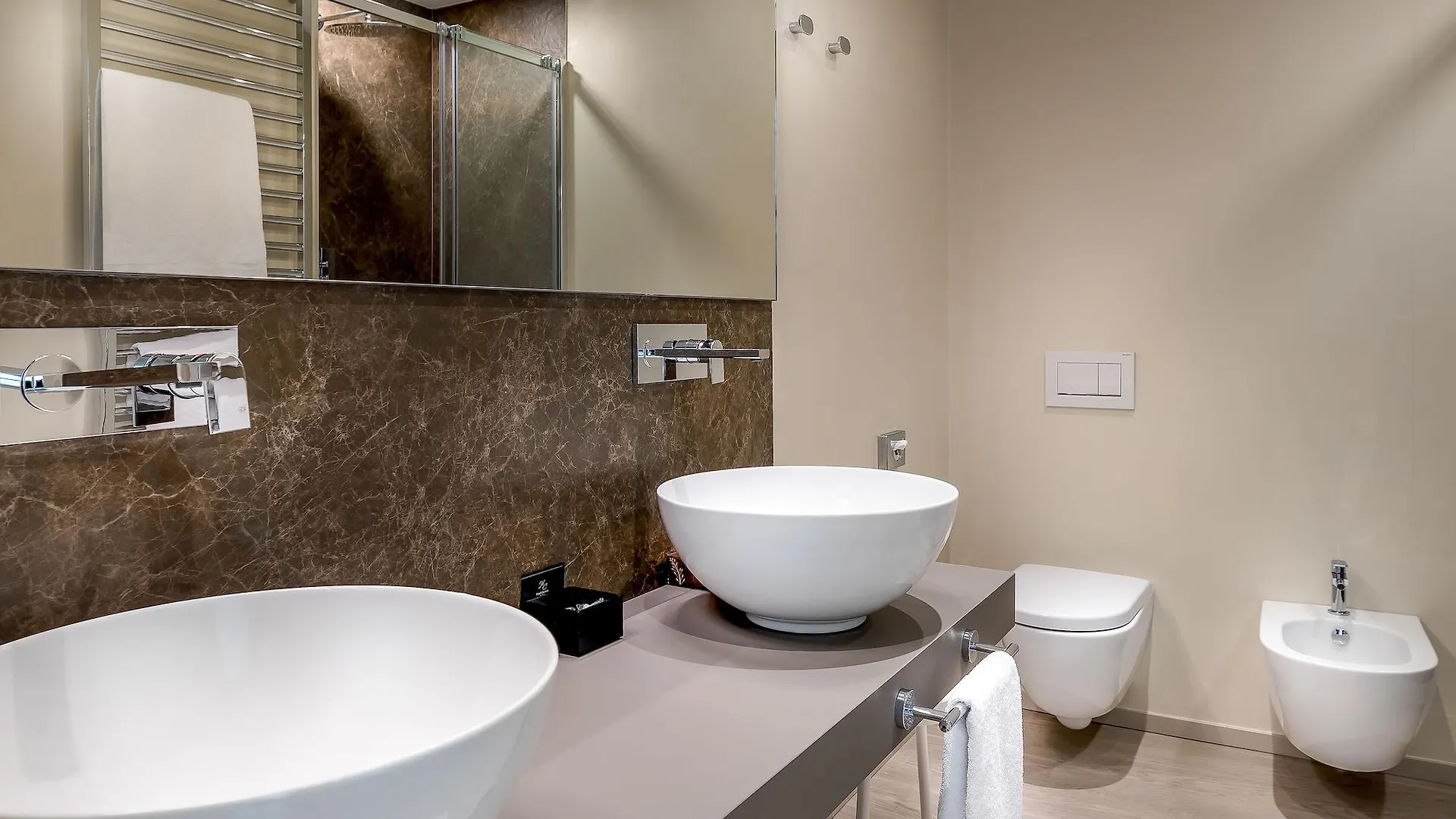Hotel Canada Милан 3*,  Италия