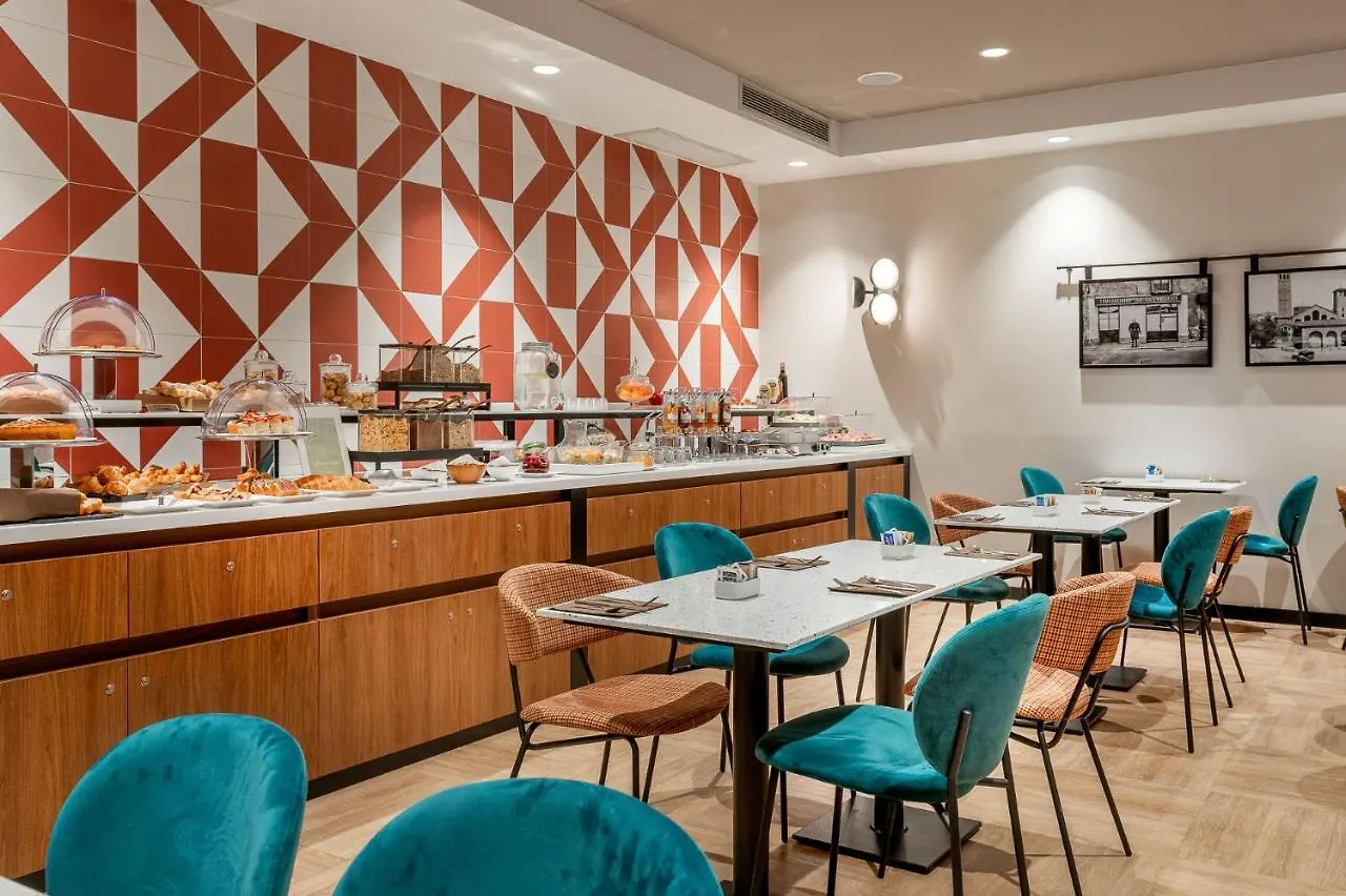 Hotel Canada Милан 3*,  Италия
